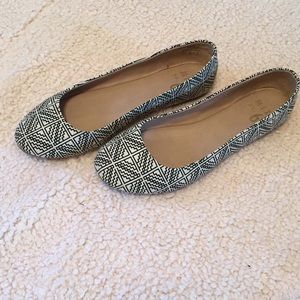 Mix no. 6 Black and white flats